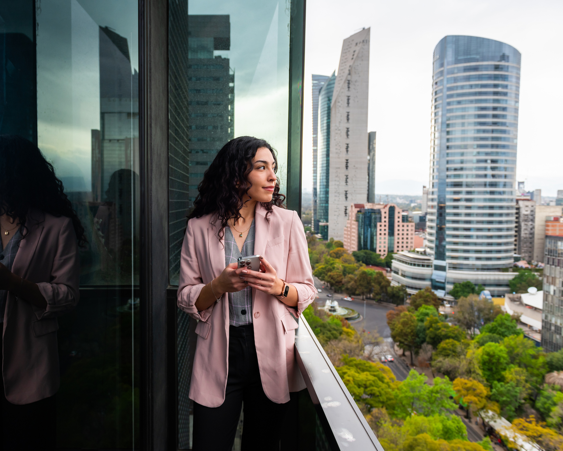 Business woman looking at the cityscape 
